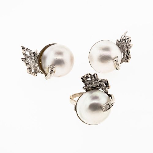 Anillo y par de aretes con medias perlas y diamantes en plata paladio. 3 medias perlas cultivadas de 15 mm color blanco. 12 asce...