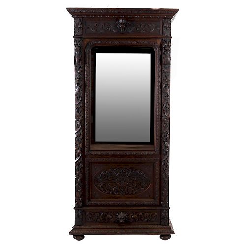 Vitrina. Francia. Siglo XX. Estilo Enrique II. En talla de madera de roble. Puerta de cristal, espejo con luna rectangular, cajón.