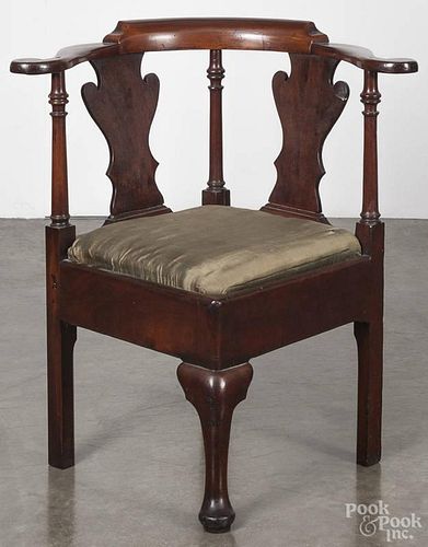 Queen Anne walnut corner chair, 18th c., with a scrolled, solid splat, 33'' h.