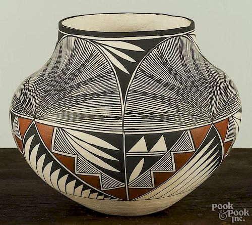 Sandra Victorino Acoma pottery olla, 7 1/2'' h.