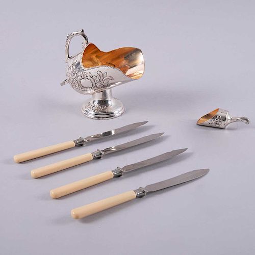 Juego de cuchillos y azucarera. Japón, siglo XX. Elaborados en metal plateado y mangos de resina. Decorados con prensados. Pzs: 5