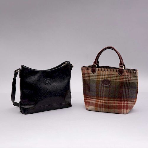 Lote de bolsos de mano para dama. Inglaterra, siglo XX. De la marca Mulberry.Uno elaborado en piel color negro y otro en textil.Pz: 2