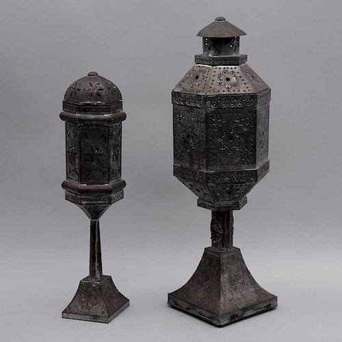 Lote de candeleros. Siglo XX. Estilo marroquí. Elaboradas en metal. Decoradas con motivos florales calados. Para 1 luz cada una. Pz: 2