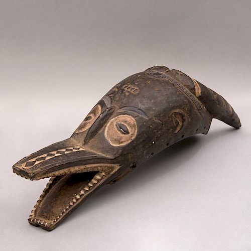 Máscara "Zamble". Costa de Marfil, Siglo XX. Grupo étnico Guro. Talla en madera, patina marrón y pigmentos.