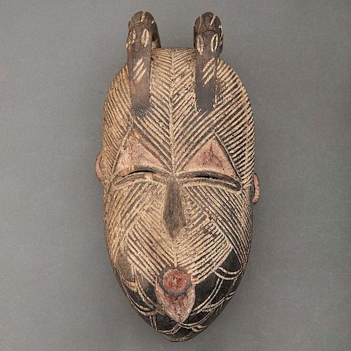 Máscara de Kifwebe. República del Congo,Siglo XX. Grupo étnico Songye. Talla en madera y pigmentos. Decoración esgrafiada, aves tótem.