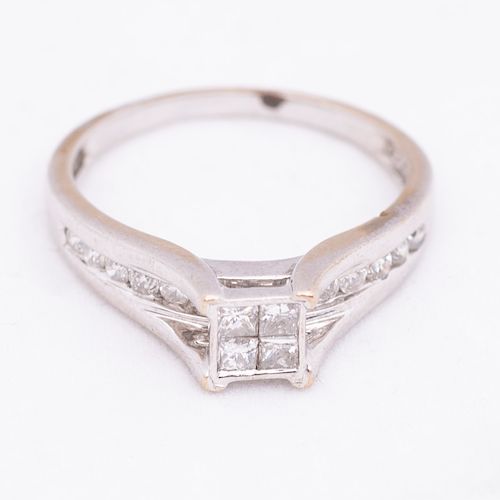 Anillo con diamantes en oro blanco de 14k. 4 diamantes corte princesa 0.40ct. 12 acentos de diamantes. Talla: 8. Peso: 3.8 g...