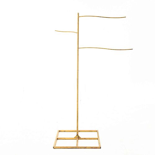 Perchero. Siglo XX. Estructura de metal tubular color dorado con base cuadrangular. A 3 niveles. 170 cm de altura.