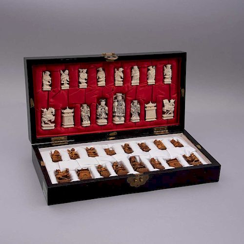 Juego de ajedrez. China, siglo XX. Tallas en marfil con detalles esgrafiados en color negro y laqueado. Con tablero. Piezas: 33