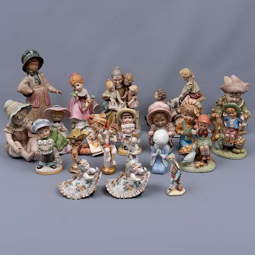 Lote de 21 figuras de niños. Diferentes origenes. Siglo XX. Elaboradas en porcelana, cerámica y resina. Diferentes marcas.