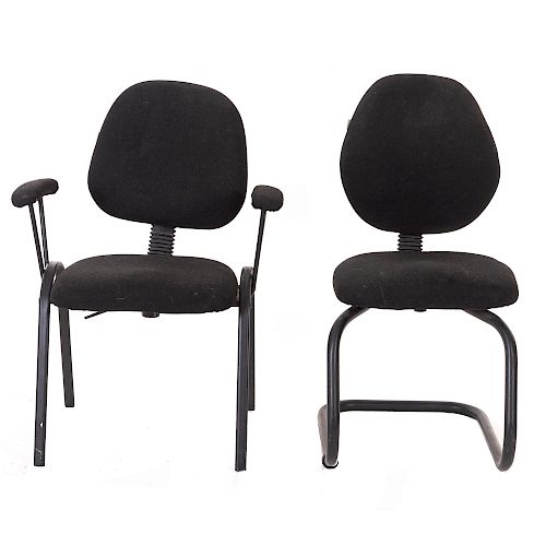 Silla y sillón. Siglo XX. Elaboradas en metal y plástico. Con respaldos semiabiertos y asientos en tapicería en color negro.