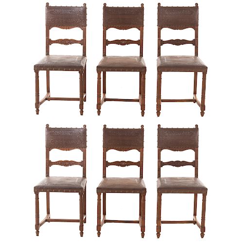 Lote de 6 sillas. Francia. Siglo XX. Estilo Enrique II. En talla de madera de nogal. Con respaldos semiabiertos y asientos de piel.