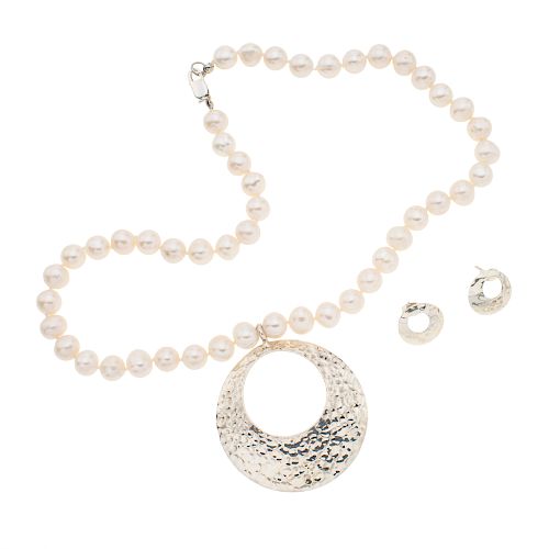 Collar y par de aretes con perlas y plata. 48 perlas cultivadas en color blanco de 8 mm. Peso: 56.7 g.