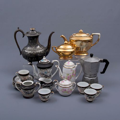 Lote de 3 juegos abiertos de té. Diferentes orígenes. Siglo XX. Diferentes diseños. Elaborados en porcelana, cerámica y metal.