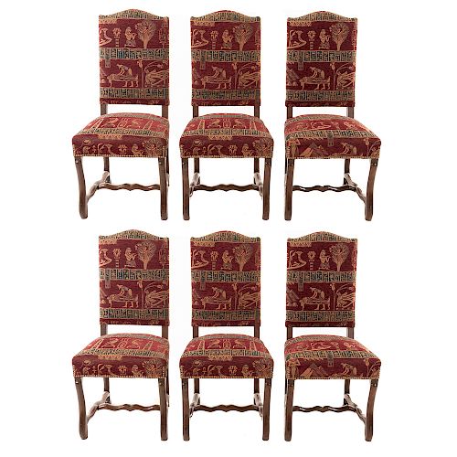 Lote de 6 sillas. Francia. Siglo XX. En talla de madera de roble. Con respaldos cerrados y asientos en tapicería color rojo.
