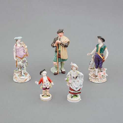 Lote de figuras decorativas. Inglaterra, otros, siglo XX. Elaboradas en porcelana policromada Royal Doulton, diferentes marcados. Pz:5