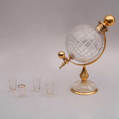 Servicio de licor. Francia, mediados del siglo XX. Diseño de globo terráqueo a dos cuerpos. Elaborado en cristal cortado. Piezas: 5