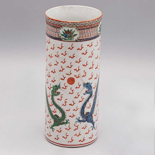 Florero. China, siglo XX. Elaborado en semiporcelana acabado vidriado. Diseño cilíndrico. Decoradoc on dragones y motivos orgánicos.