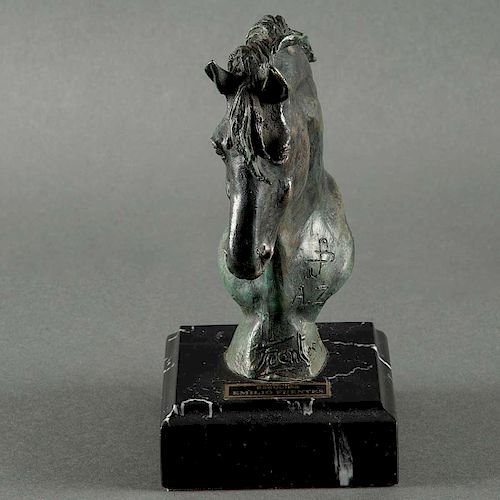 Emilio Fuentes. Cabeza de caballo. Fundición de bronce patinado con base de mármol negro, 10/12 Firmado y fechado 98. Con monograma.