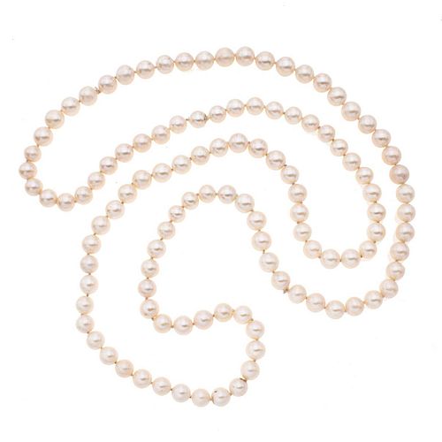 Collar con perlas. 114 perlas cultivadas de color blanco de 10 mm. Peso: 112 g.