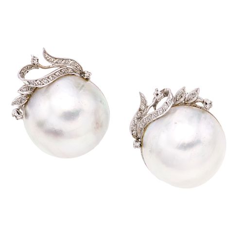Par de aretes con perlas y diamantes en plata paladio. 2 medias perlas cultivadas de 22 mm. 40 acentos de diamantes. Peso: 19....
