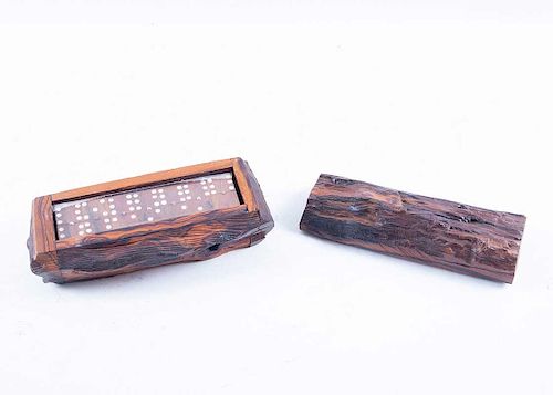 Juego de dominó. México, siglo XX. Elaborado en madera tallada, estuche diseño de tronco. 28 fichas del juego.