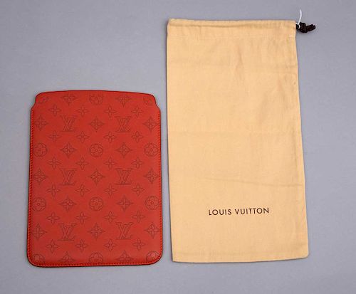 Funda para Ipad AIR. De la marca Louis Vuitton. Elaborada en piel color naranja. Con monogramas de la marca. Con guardapolvo.