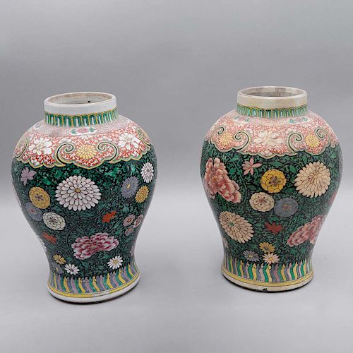 Par de jarrones. China, siglo XX. Elaborados en cerámica policromada. Decorados con motivos florales y orgánicos. Piezas:2