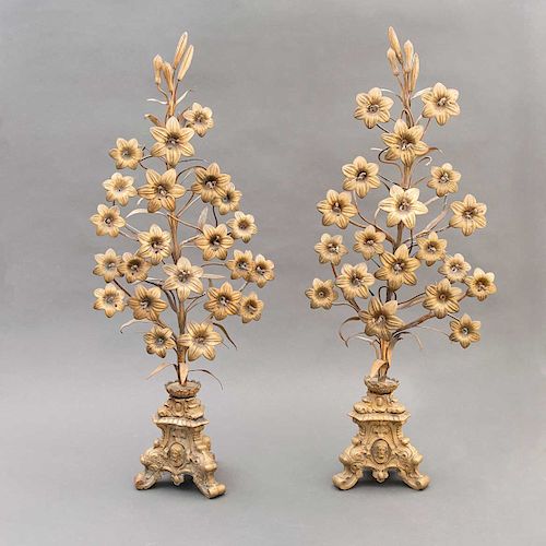 Par de palmatorias. México, siglo XX. Elaboradas en latón decorada con motivos florales. Fuste de bronce.  Piezas: 2