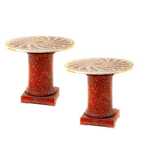 Par de mesas laterales (matrimonio). Italia, siglo XX. En mármol rojo y aplicaciones de piedra dura. Con soporte de columna. Piezas: 2