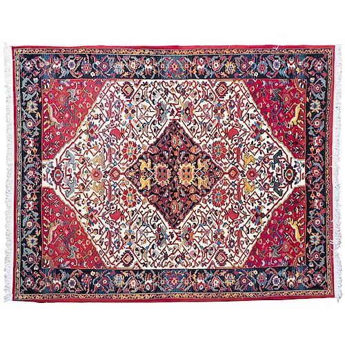 Tapete. Persia, siglo XX. Estilo Sherkat Farsh. Anudado a mano en telar en fibras de lana y algodón. Decorado con motivos orgánicos.