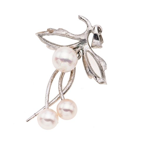 Pendiente con perlas en plata. 3 perlas cultivadas de color blanco de 5 mm. Peso: 2.1 g.