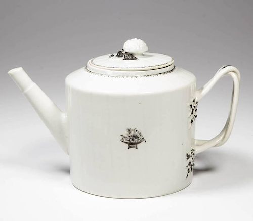 CHINESE EXPORT PORCELAIN TEAPOT AND COVER