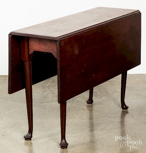 New England Queen Anne mahogany drop-leaf table