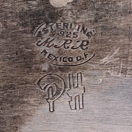 Charola. México, siglo XX. Diseño oval. Elaborada en plata Sterling, Ley 0.925. sellado MRR. Decorada con prensados. Peso: 248 g.