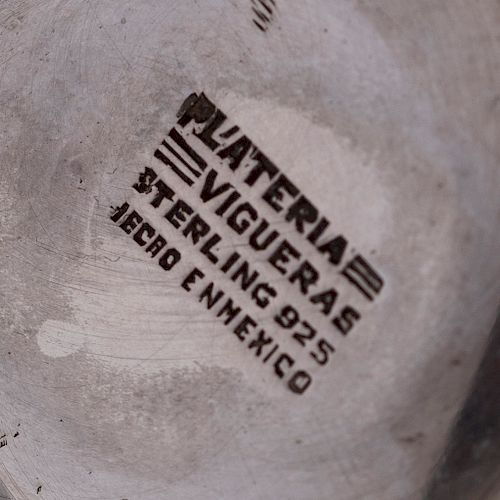 Tetera. México, siglo XX. Elaborada en plata Sterling, Ley 0.925. sellado VIGUERAS. Peso: 1026 g.