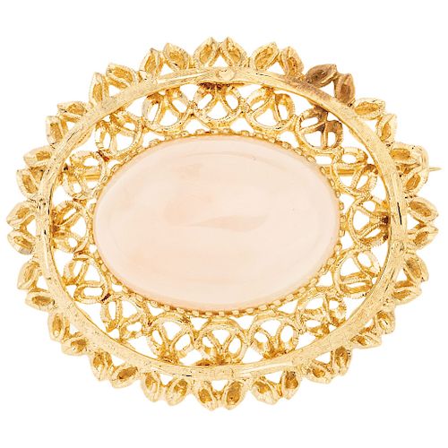 A coral 18K yellow gold brooch.