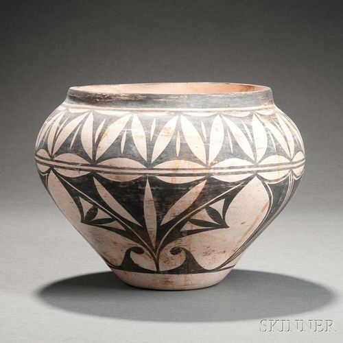 Southwest Black-and-white Pottery Jar