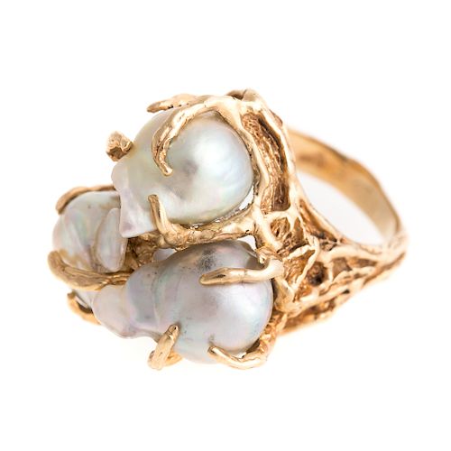 A Ladies Freeform Baroque Pearl Ring in 14K