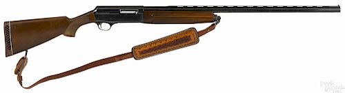 Franchi semi-automatic shotgun, 12 gauge, with a ventilated rib and walnut stock and a 32'' barrel.