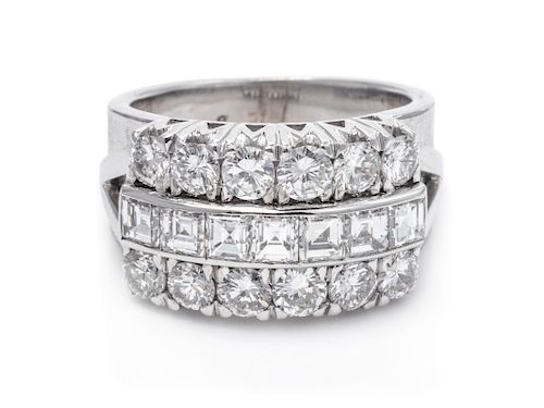 An 18 Karat White Gold and Diamond Ring,