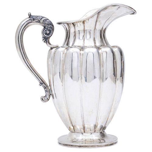 JUG. MEXICO, 20TH CENTURY. Sterling 0.925 Silver. Brand: SANBORNS. The body with chased strapwork and the handle embossed and chased with vegetal deco