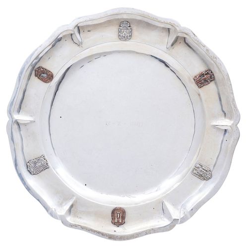 TRAY WITH MONOGRAMS. MEXICO, 20TH CENTURY. Sterling 0.925 Silver. Brand: LA VIOLETA. Circular form. The rims undulating with coats-of-arms.