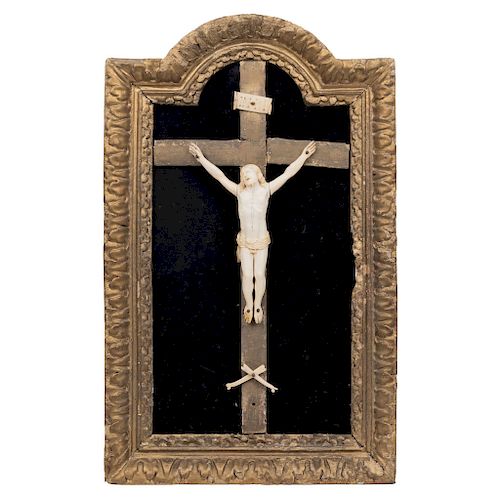 CHRIST CRUCIFIED. MEXICO, 19TH CENTURY. Carved ivory figure with wooden crucifix on a wooden and golden frame. 
