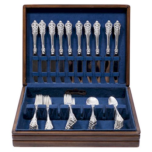 FLATWARE SERVICE. USA, 20TH CENTURY. Sterling 0.925 Silver. Brand: WALLACE. Floral and scroll patterns with chased work. In a wooden canteen.