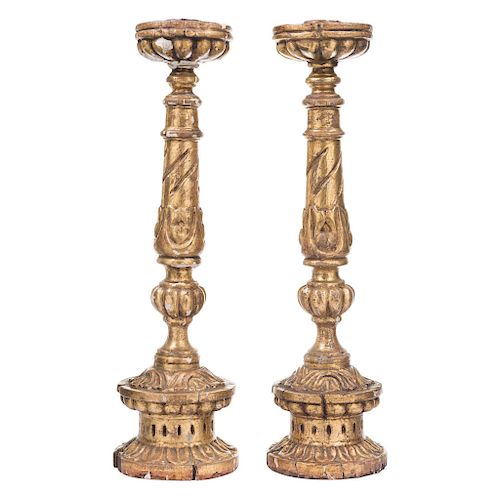 PAIR OF CANDLESTICKS. MEXICO, 19TH CENTURY. Carved and gilt wood candlesticks. Decorated with vegetal details.