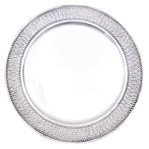 SALVER. MEXICO, 20TH CENTURY. Sterling 0.925 Silver. Brand: SANBORNS. Circular with shredded details and chased plumage.