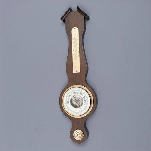 Barómetro. Alemania. Siglo XX. En talla de madera. Con termómetro inferior, carátula blanca y manecillas tipo espada. 49 x 15 x 3 cm.
