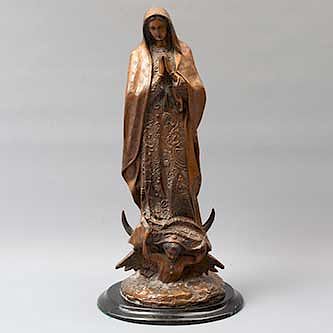 Virgen de Guadalupe. Siglo XX. Elaborada en bronce. Con base de mármol negro.