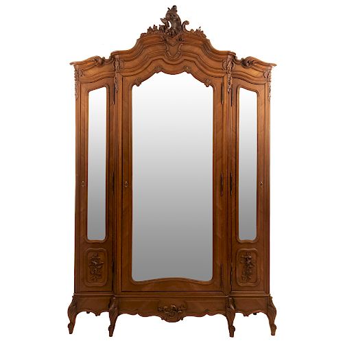 Armario. Francia. Siglo XX. Estilo Luis XV. En talla de madera de nogal. Con espejo de luna irregular biselada. 260 x 170 x 52 cm.