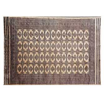 Tapete. Siglo XX. Estilo Boukhara. Elaborado en fibras de lana y algodón. Decorado con elementos florales y geométricos. 285 x 243 cm.